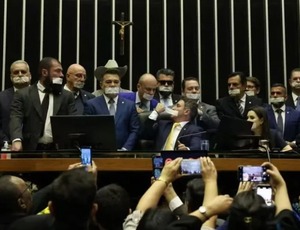 A República Sitiada: Quando o Parlamento negocia com o Crime