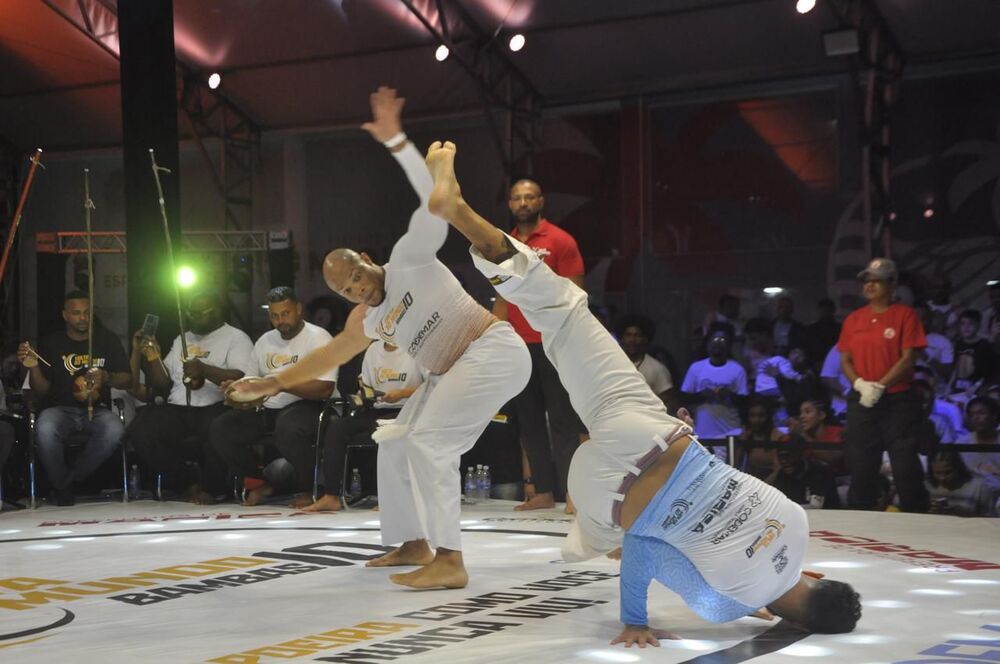Tadeu Patuá leva cinturão, cidade canta capoeira e pedido de casamento emociona público no VMB 10