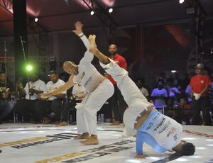 Tadeu Patuá leva cinturão, cidade canta capoeira e pedido de casamento emociona público no VMB 10