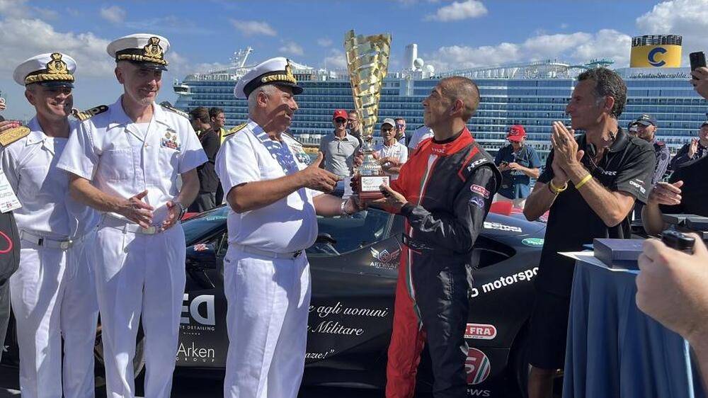 Italiano bate recorde mundial de velocidade na Itália a bordo do Navio Trieste da Marina Militar com uma Ferrari SF90 Stradale 