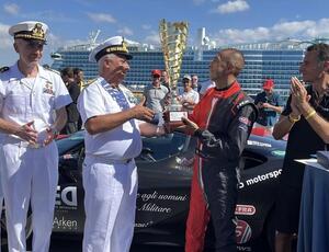 Italiano bate recorde mundial de velocidade na Itália a bordo do Navio Trieste da Marina Militar com uma Ferrari SF90 Stradale 