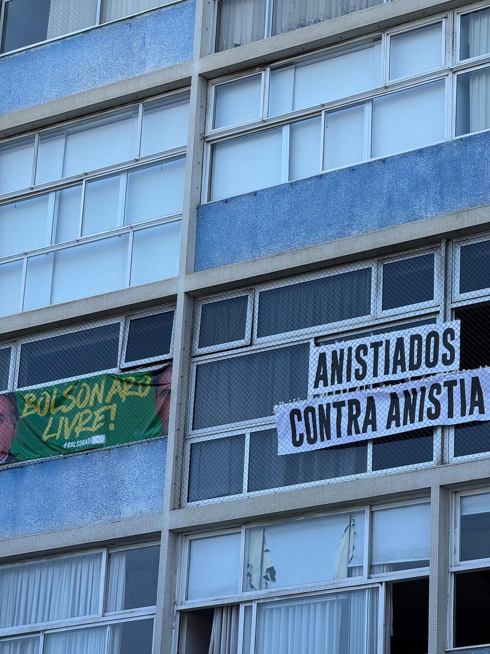 Deputado Thiago Gagliasso pendura faixas em Copacabana contrárias à manifestação e dispara contra o irmão: ‘Podia ser sua mãe lá, Bruno!’
