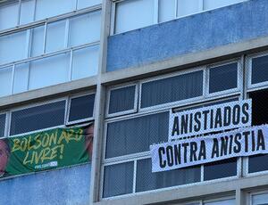 Deputado Thiago Gagliasso pendura faixas em Copacabana contrárias à manifestação e dispara contra o irmão: ‘Podia ser sua mãe lá, Bruno!’