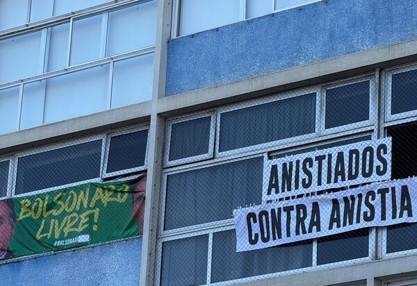 Deputado Thiago Gagliasso pendura faixas em Copacabana contrárias à manifestação e dispara contra o irmão: ‘Podia ser sua mãe lá, Bruno!’