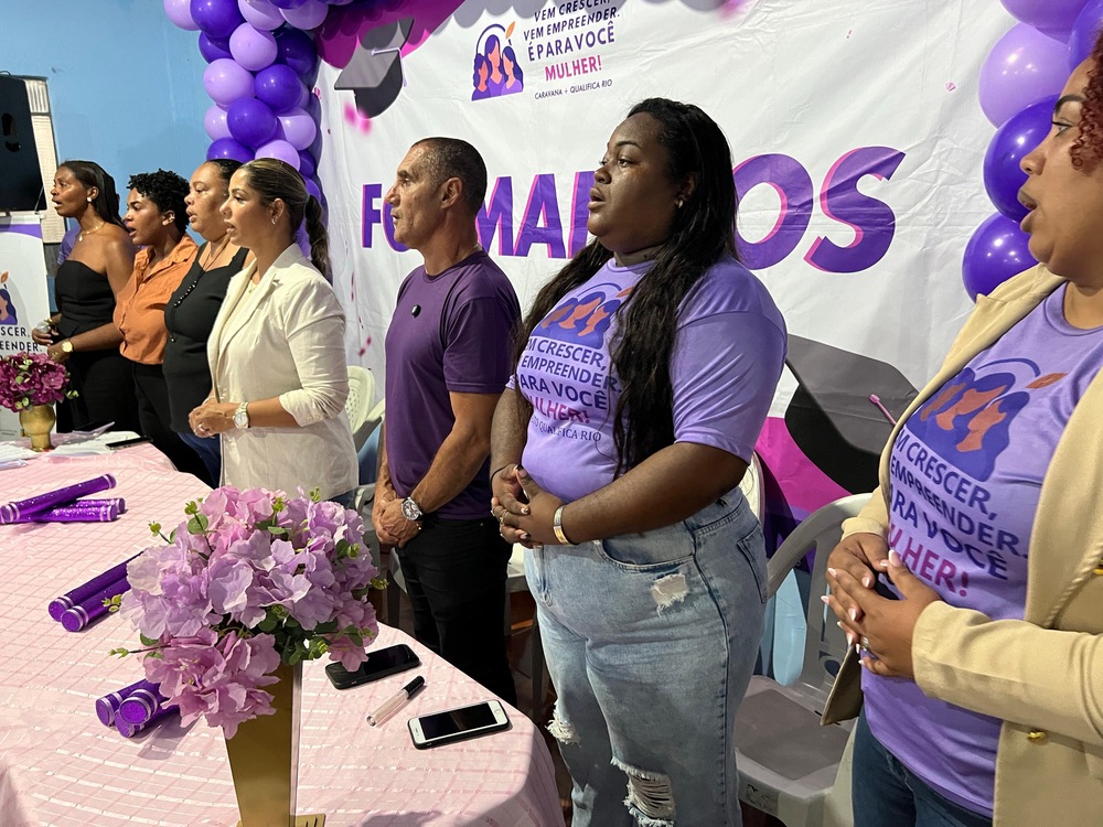 Projeto Caravana Rio promove formatura de alunas em cursos de trança e inclusão digital no Amarelinho