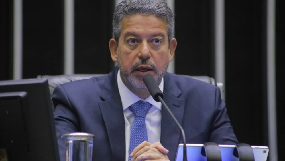 Isenção do IR: Lira ignora Senado e mantém isenções milionárias