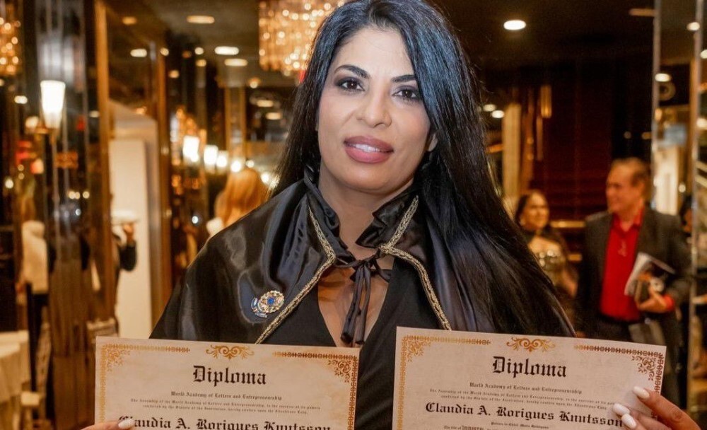 Poderosa! Claudia Knutsson ganha honraria internacional em cerimônia especial