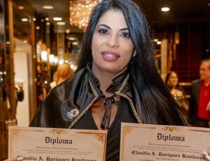 Poderosa! Claudia Knutsson ganha honraria internacional em cerimônia especial