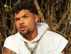 Gabriel Sebastian une o sagrado e o profano em 