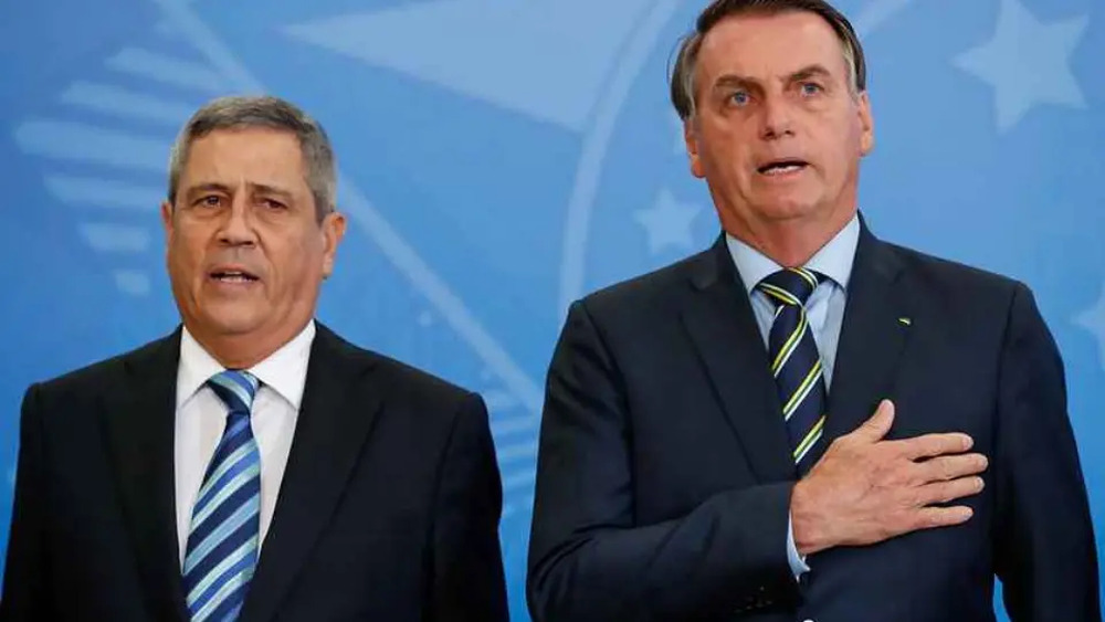 Bolsonaro mostra insatisfação com ações de Eduardo e manda recado ao filho