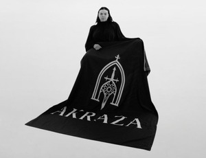Juliana Tiutiunic fala sobre a AKRAZA, marca que nasceu para ser o oposto do consumo em massa