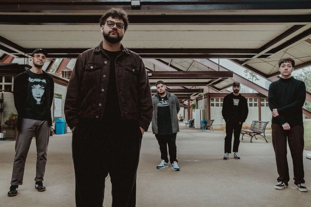 Queda-livre chega com emocore explosivo em primeiro álbum da carreira, 'Quase.'