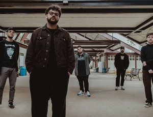 Queda-livre chega com emocore explosivo em primeiro álbum da carreira, 'Quase.'