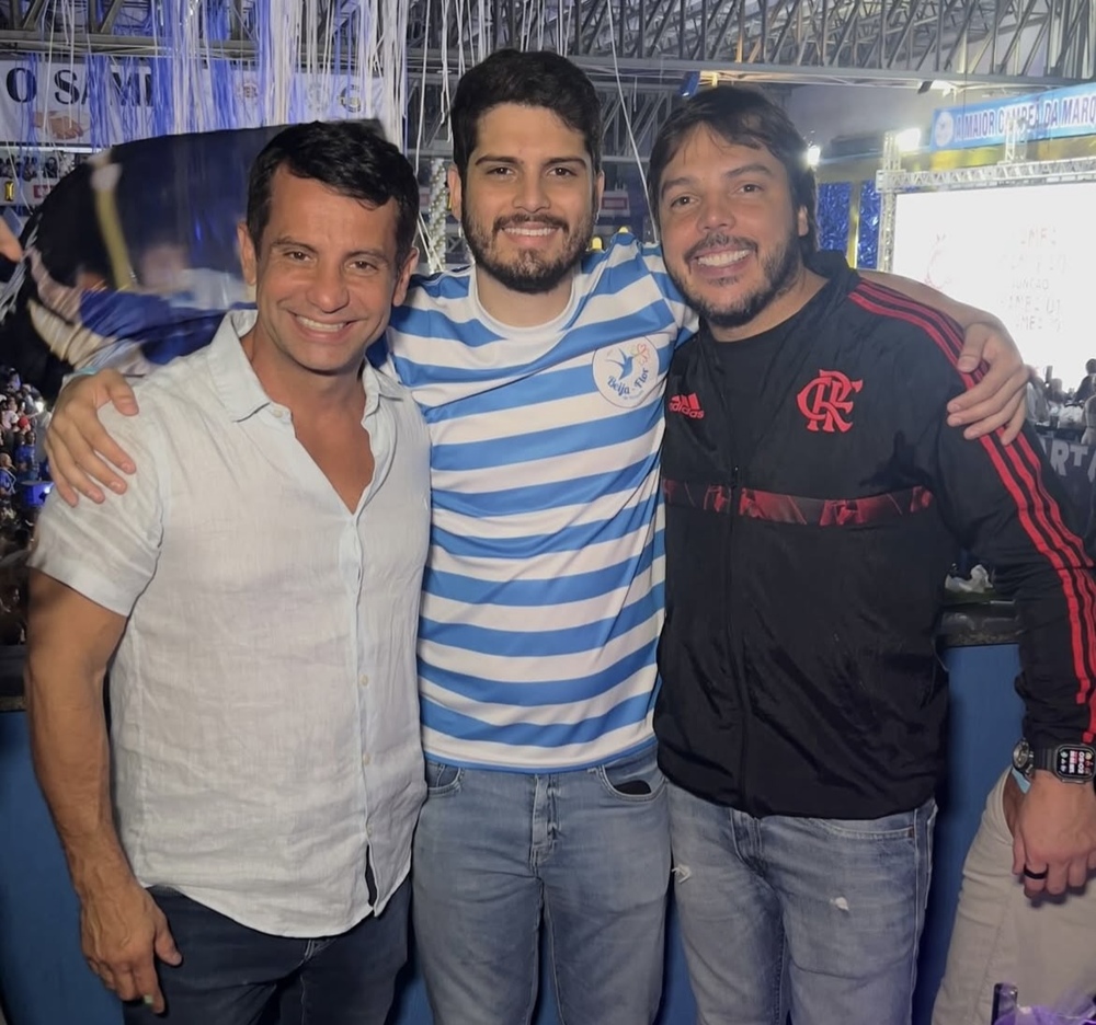 João Drumond prestigia ensaio da Beija-Flor de Nilópolis