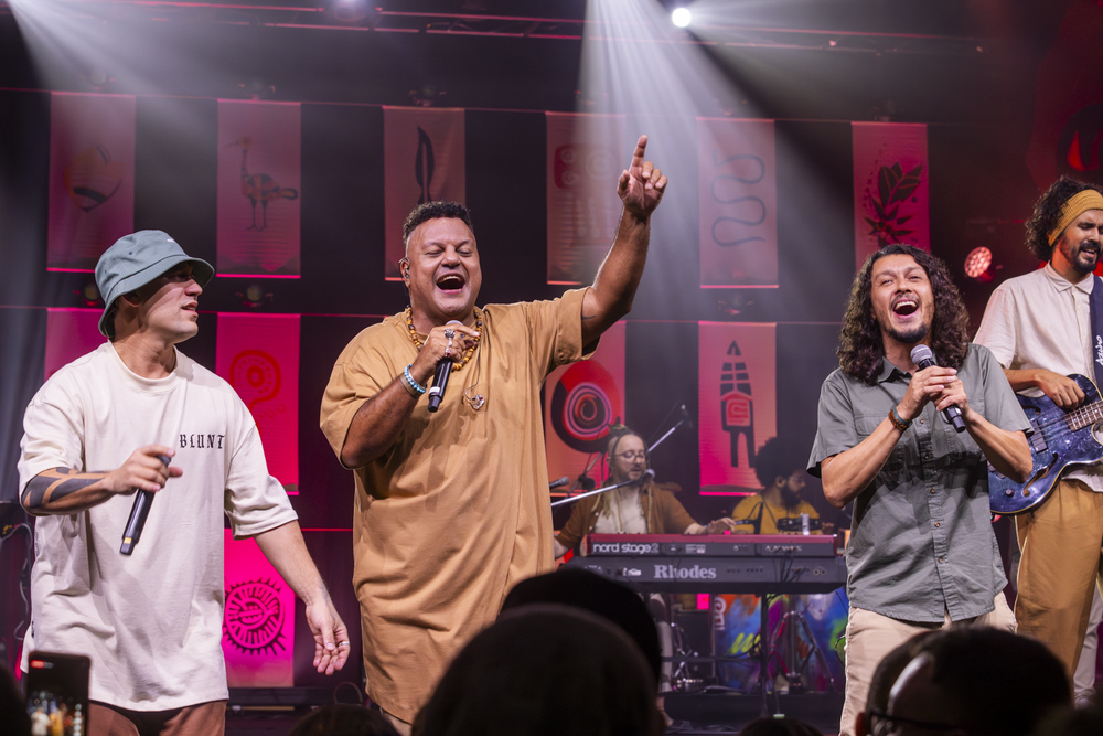 “Maré Cheia”, parceria entre Alma Djem e Chimarruts, abre EP “PÔR DO SOL” com reggae de afeto