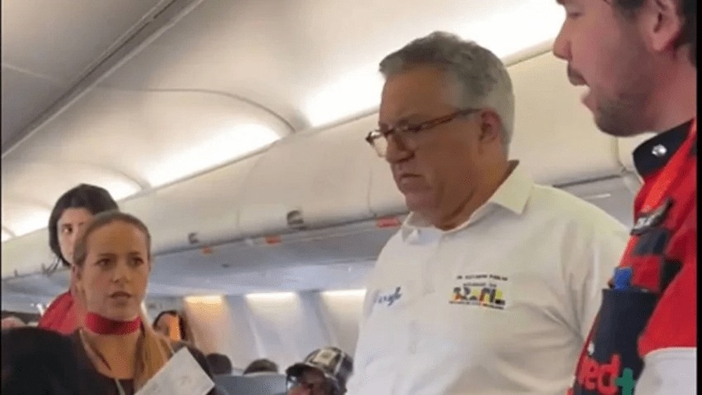 Ministro Alexandre Padilha salva passageira com hipoglicemia em pleno voo: médico que nunca deixou de ser médico