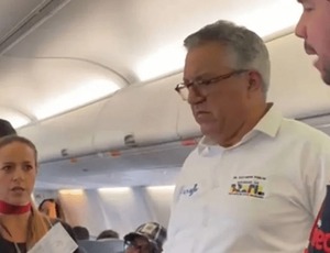 Ministro Alexandre Padilha salva passageira com hipoglicemia em pleno voo: médico que nunca deixou de ser médico