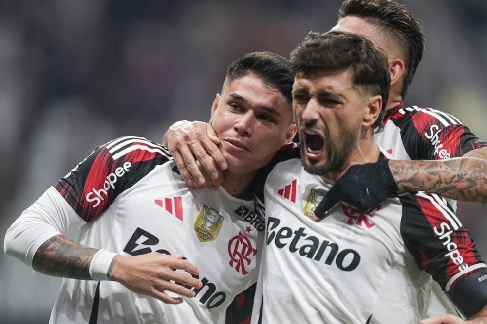 Rosssi volta a defender pênalti, Flamengo vence o Corinthians de virada em São Paulo e se isola na liderança do Brasileirão com 54 pontos