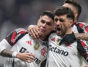Rosssi volta a defender pênalti, Flamengo vence o Corinthians de virada em São Paulo e se isola na liderança do Brasileirão com 54 pontos