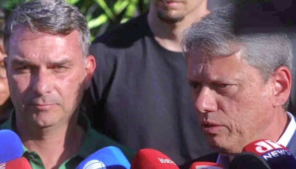 Tarcísio diz que é candidato à reeleição, ao sair da casa de Bolsonaro e defendeu anistia ampla