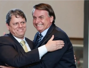 Aliados dizem que Bolsonaro deu aval a candidatura de Tarcísio, mas com Michelle de vice