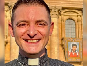 Padre sobrevive à doença que matou Carlo Acutis