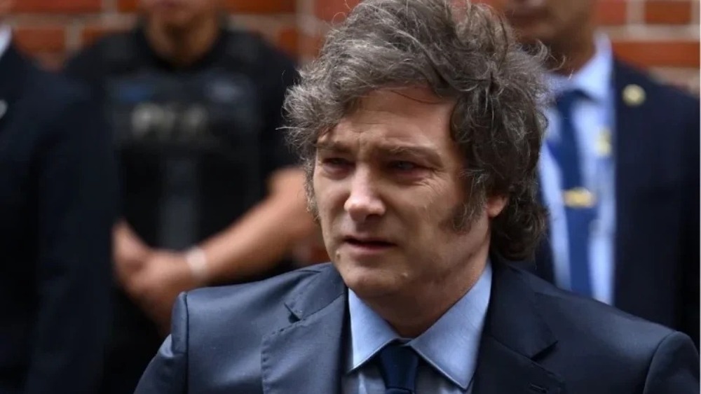 Milei é recebido com xingamentos em ato de campanha e polícia prende opositores