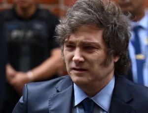 Milei é recebido com xingamentos em ato de campanha e polícia prende opositores