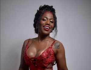 Cintia Barboza capricha no look para evento da Unidos de Bangu 