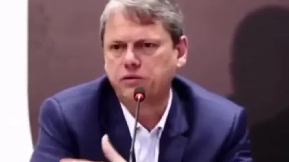 ‘No dia que começarem a falsificar Coca-Cola eu vou me preocupar’, diz Tarcísio sobre metanol, relembrando tempos de Bolsonaro diante da Covid