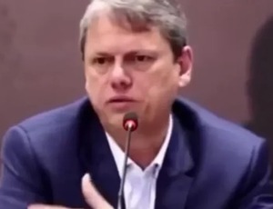‘No dia que começarem a falsificar Coca-Cola eu vou me preocupar’, diz Tarcísio sobre metanol, relembrando tempos de Bolsonaro diante da Covid