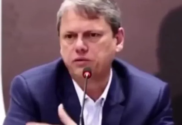 ‘No dia que começarem a falsificar Coca-Cola eu vou me preocupar’, diz Tarcísio sobre metanol, relembrando tempos de Bolsonaro diante da Covid