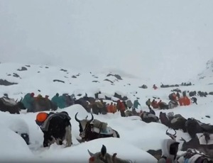 Mais de 200 pessoas estão presas no Monte Everest a 5 mil metros de altitude