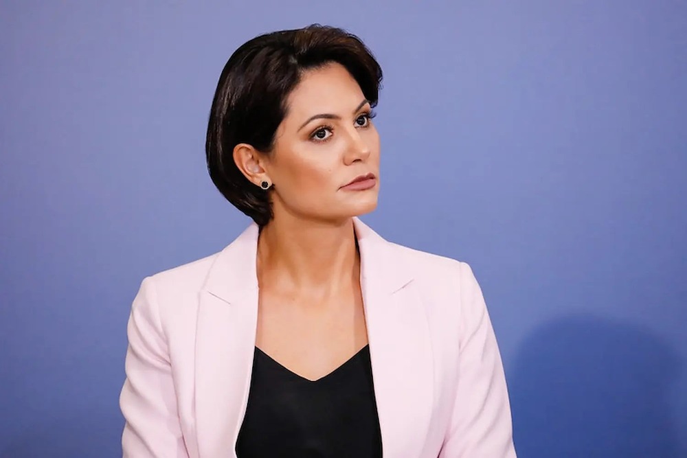 Jair Bolsonaro estuda lançar Michelle à presidência em 2026
