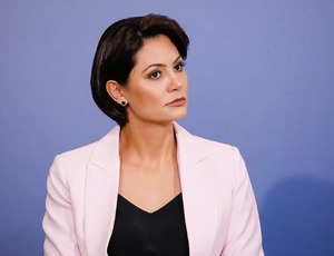 Jair Bolsonaro estuda lançar Michelle à presidência em 2026