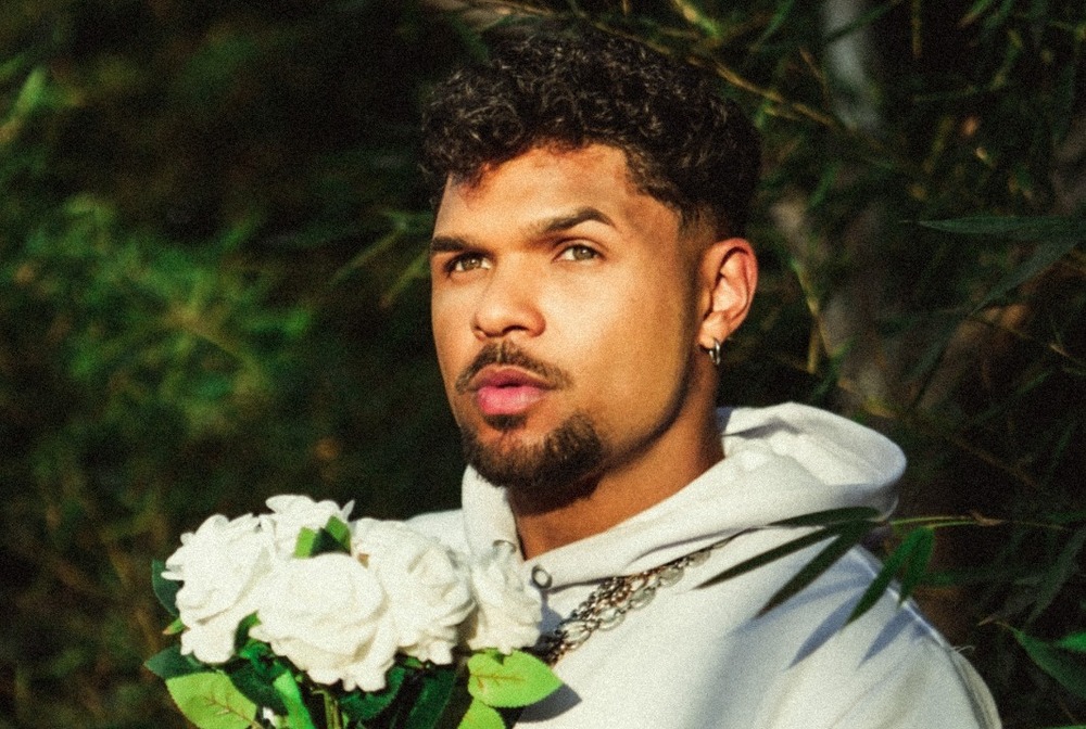 Gabriel Sebastian explora a dualidade do desejo e da devoção no clipe de 