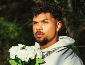 Gabriel Sebastian explora a dualidade do desejo e da devoção no clipe de 