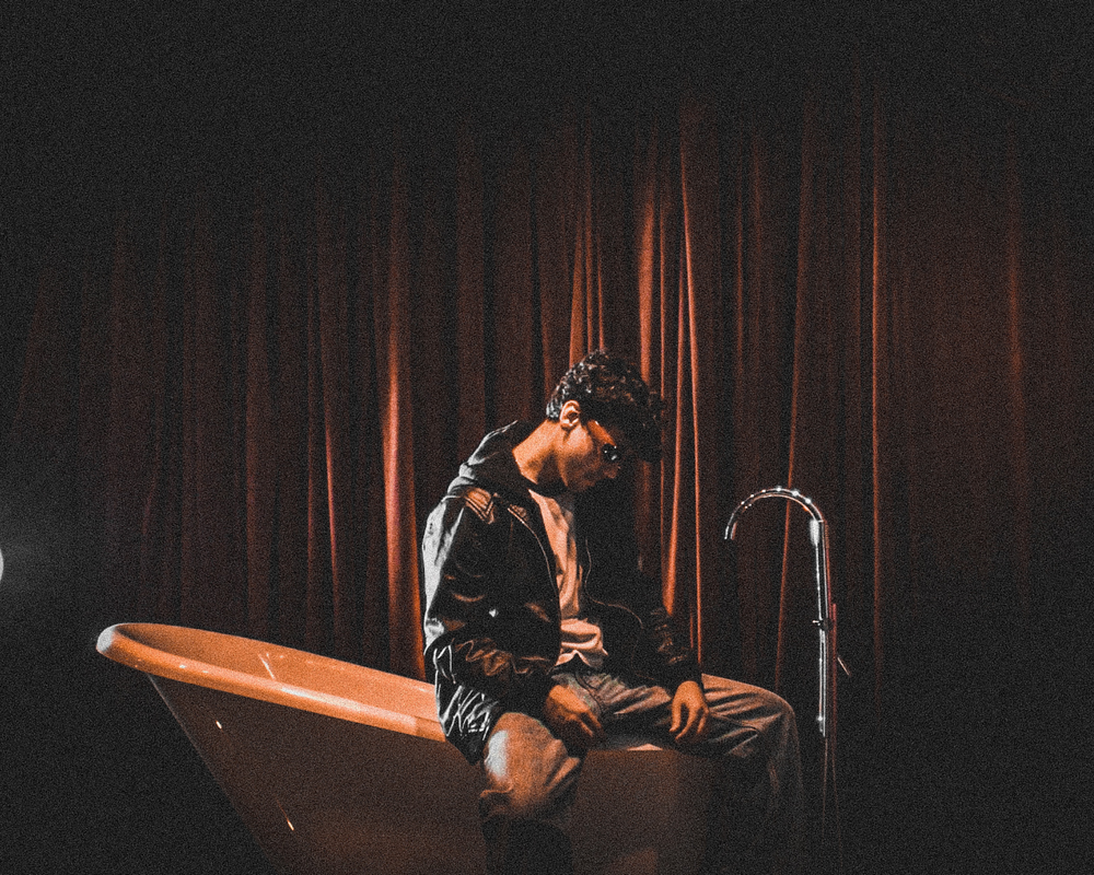 Cantor Kelvy lança “3por1”, uma jornada musical sobre o tempo e o reencontro consigo mesmo