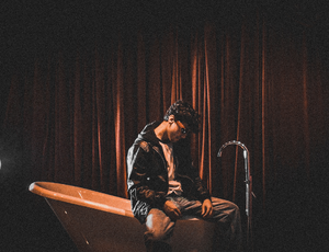 Cantor Kelvy lança “3por1”, uma jornada musical sobre o tempo e o reencontro consigo mesmo