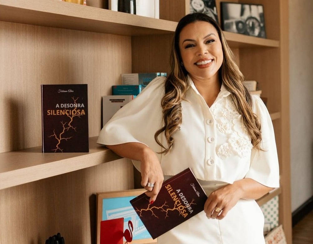 Fabiana Alves lança o livro A Desonra Silenciosa na Livraria da Travessa do Rio de Janeiro