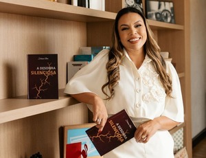 Fabiana Alves lança o livro A Desonra Silenciosa na Livraria da Travessa do Rio de Janeiro