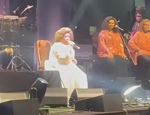 Moraes vai a show de Alcione, é aplaudido pela platéia e ouve coro de ‘sem anistia’