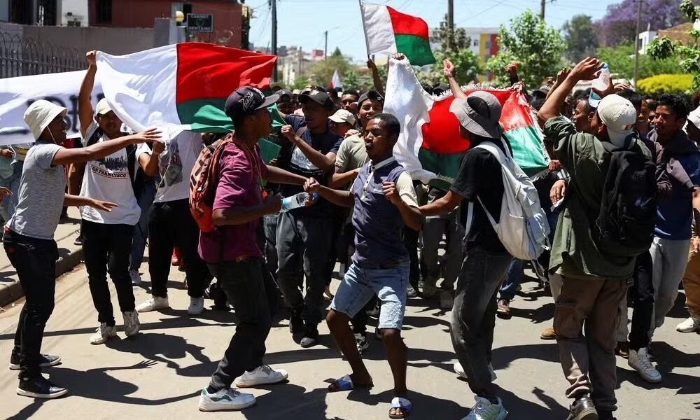 Presidente foge do país após protestos da Geração Z e manifestantes pedem renúncia em Madagascar