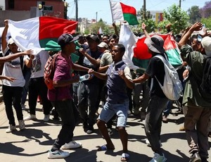 Presidente foge do país após protestos da Geração Z e manifestantes pedem renúncia em Madagascar