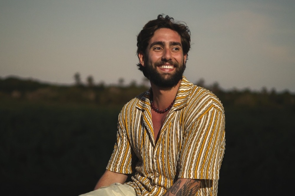 Pedro Perez transforma influências do reggae em identidade própria no álbum 