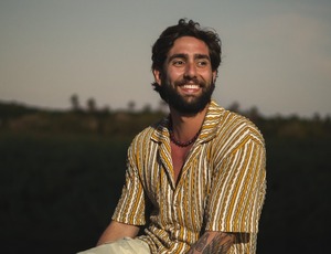 Pedro Perez transforma influências do reggae em identidade própria no álbum 