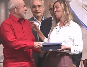 Carteira do Docente é gesto de reconhecimento. E educação é 'luz no fim do túnel', diz Lula