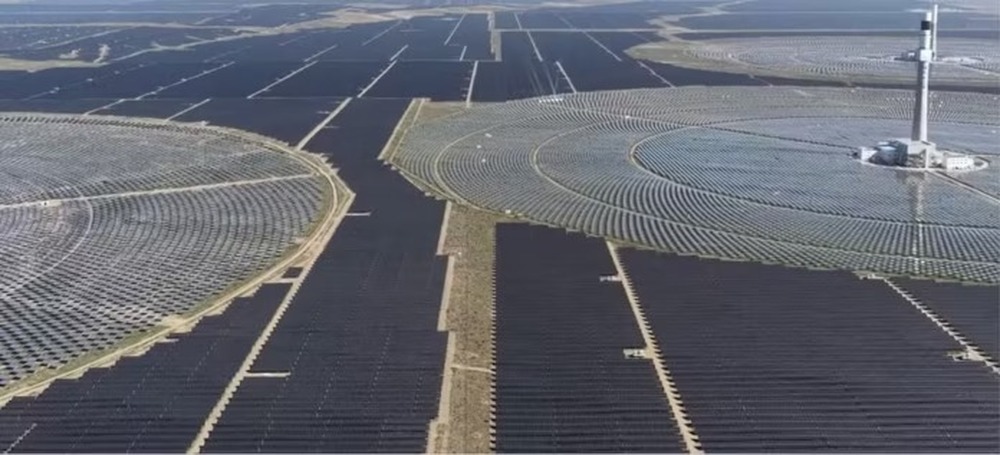 China inaugura o maior complexo de energia renovável do mundo, com mais de 400 km de painéis solares