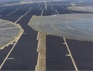 China inaugura o maior complexo de energia renovável do mundo, com mais de 400 km de painéis solares