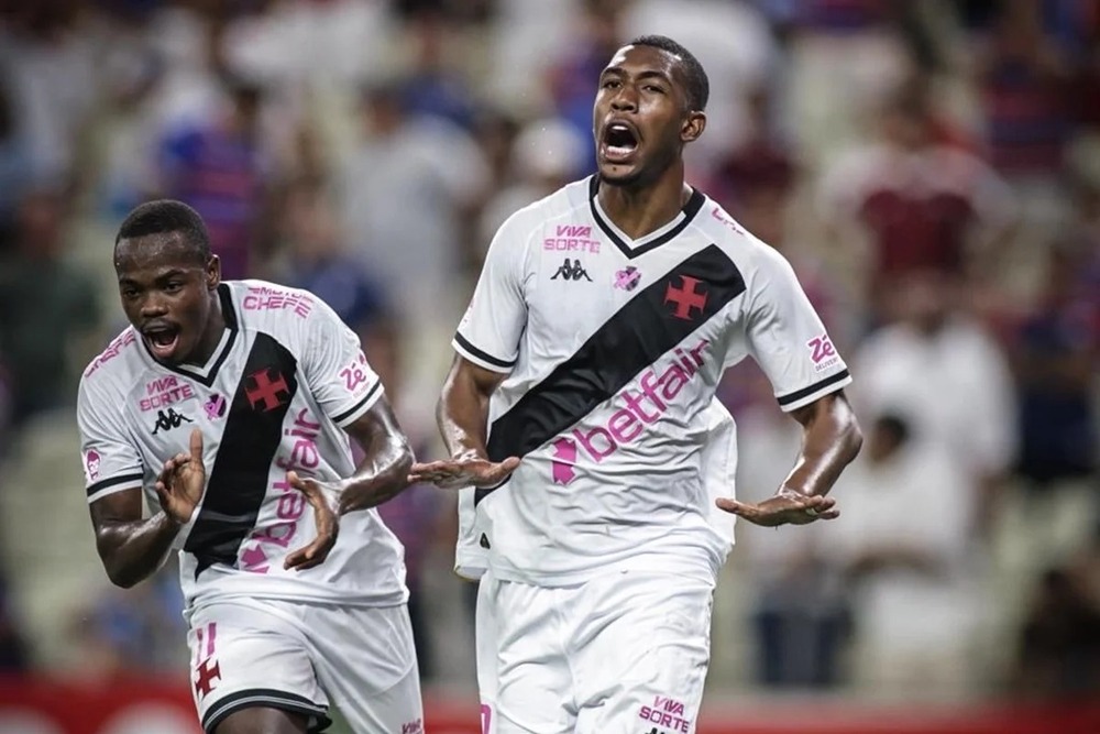Mesmo com um a menos, Vasco vence Fortaleza por 2 a 0 e sobe na tabela do Brasileirão
